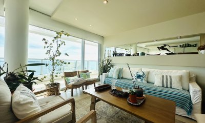 Venta de Excelente Penthouse de 2 Dormitorios y Parrillero con vistas a Playa Mansa, Punta del Este