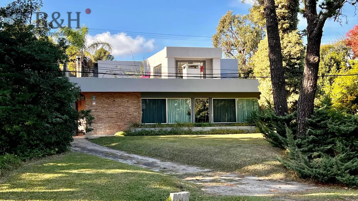 amplia casa solida de 4 dormitorios y dependencia en venta barrio pinares, punta del este - byh4883c