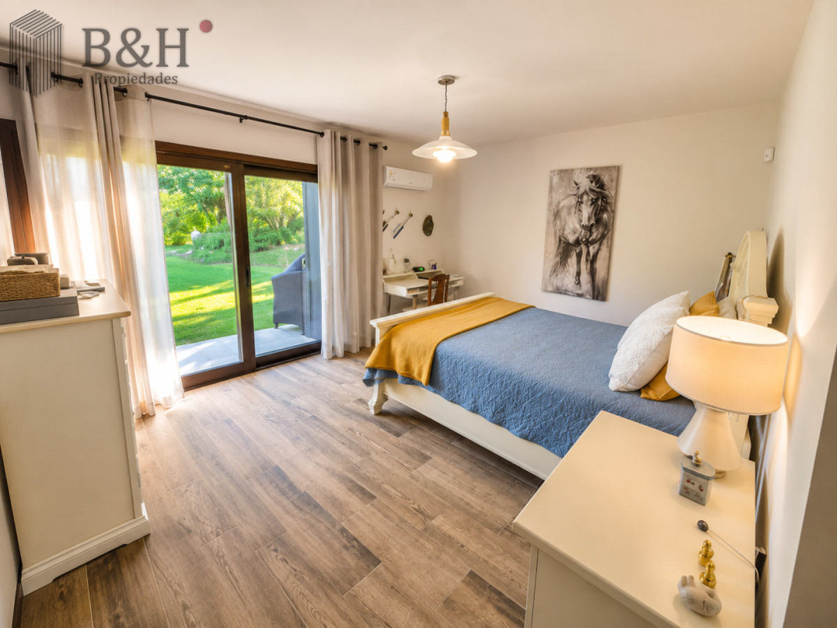 Casa ID.8106 - Moderna Casa de 4 Dormitorios con Piscina Climatizada y Barbacoa en Punta del Este
