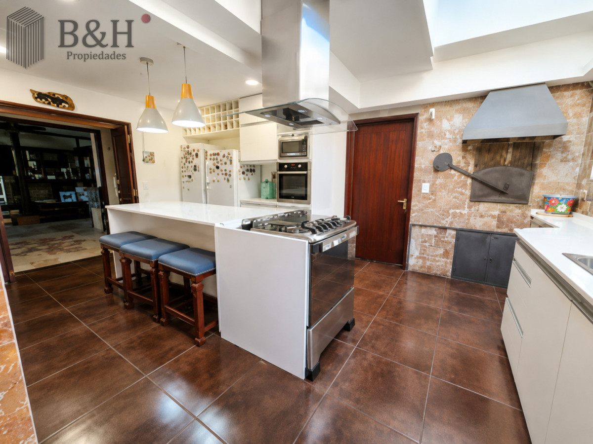 Casa ID.8106 - Moderna Casa de 4 Dormitorios con Piscina Climatizada y Barbacoa en Punta del Este