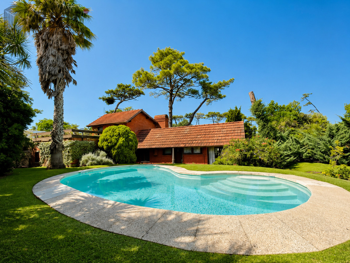 Casa ID.5645 - Excelente Casa de 4 Dormitorios en Playa Mansa - Punta del Este