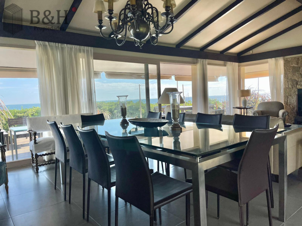 Casa ID.4884 - Espectacular Casa de 4 Dormitorios Frente a Playa Mansa - Punta del Este