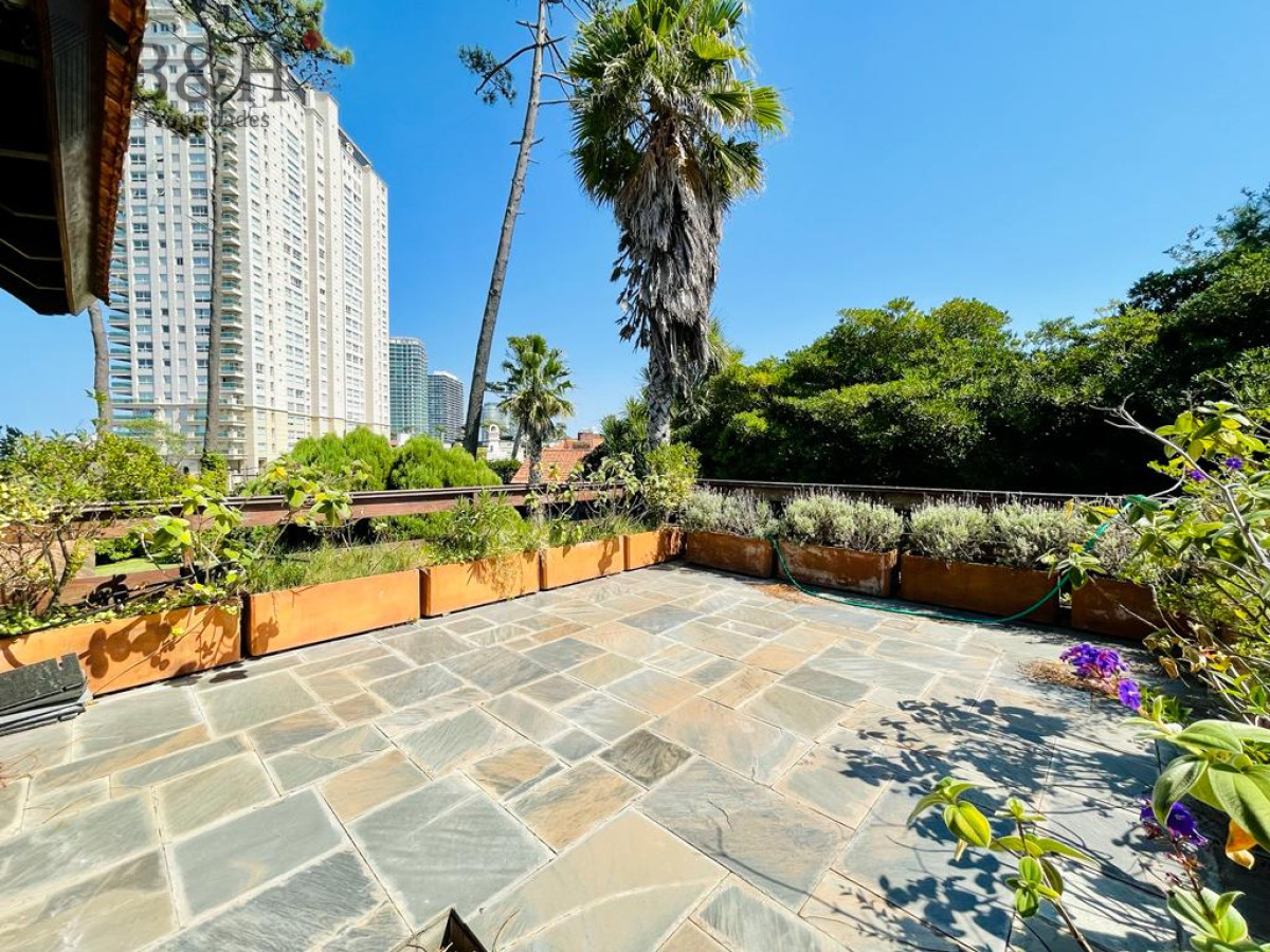 Casa ID.5645 - Excelente Casa de 4 Dormitorios en Playa Mansa - Punta del Este