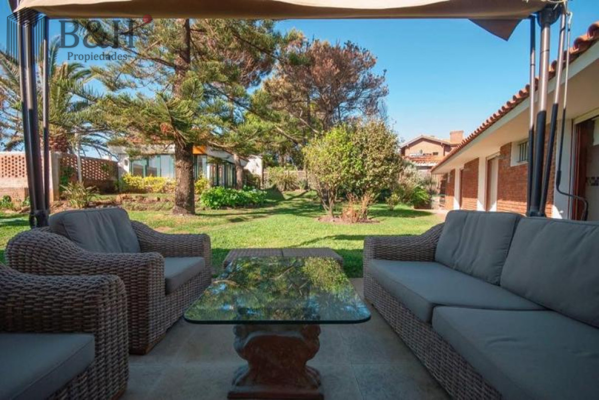 Casa ID.258 - Excelente Casa de 4 Dormitorios y Piscina a una Cuadra del Mar 