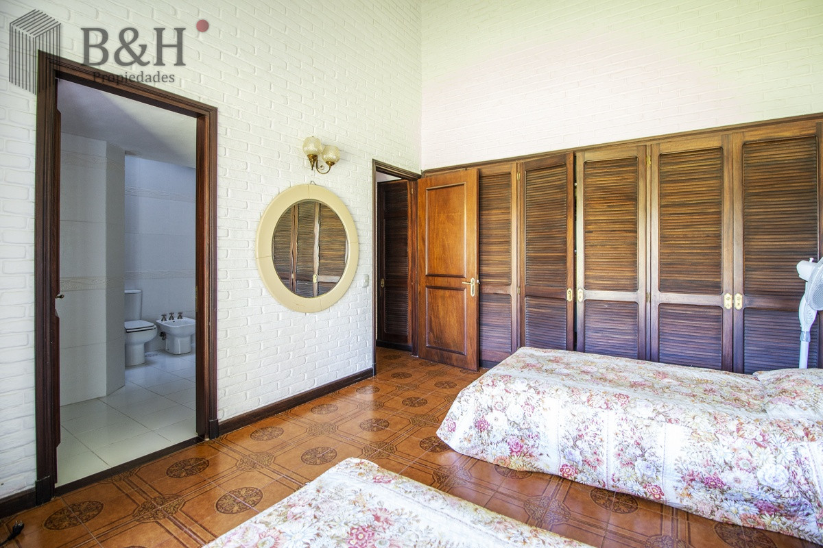 Casa ID.256 - Venta de casa de 4 dormitorios más dependencia y hermosa piscina con gran parque en Playa Mansa, Punta del Este