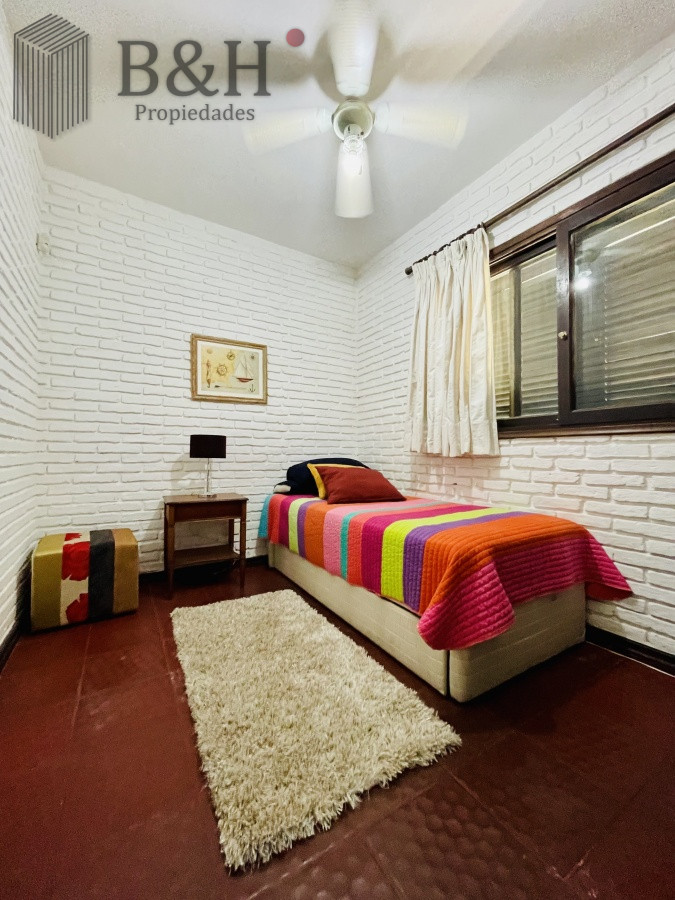 Casa ID.152 - Alquiler Anual de sólida y amplia casa de cinco dormitorios más dependencia de servicio y piscina, Lugano, Punta del Este