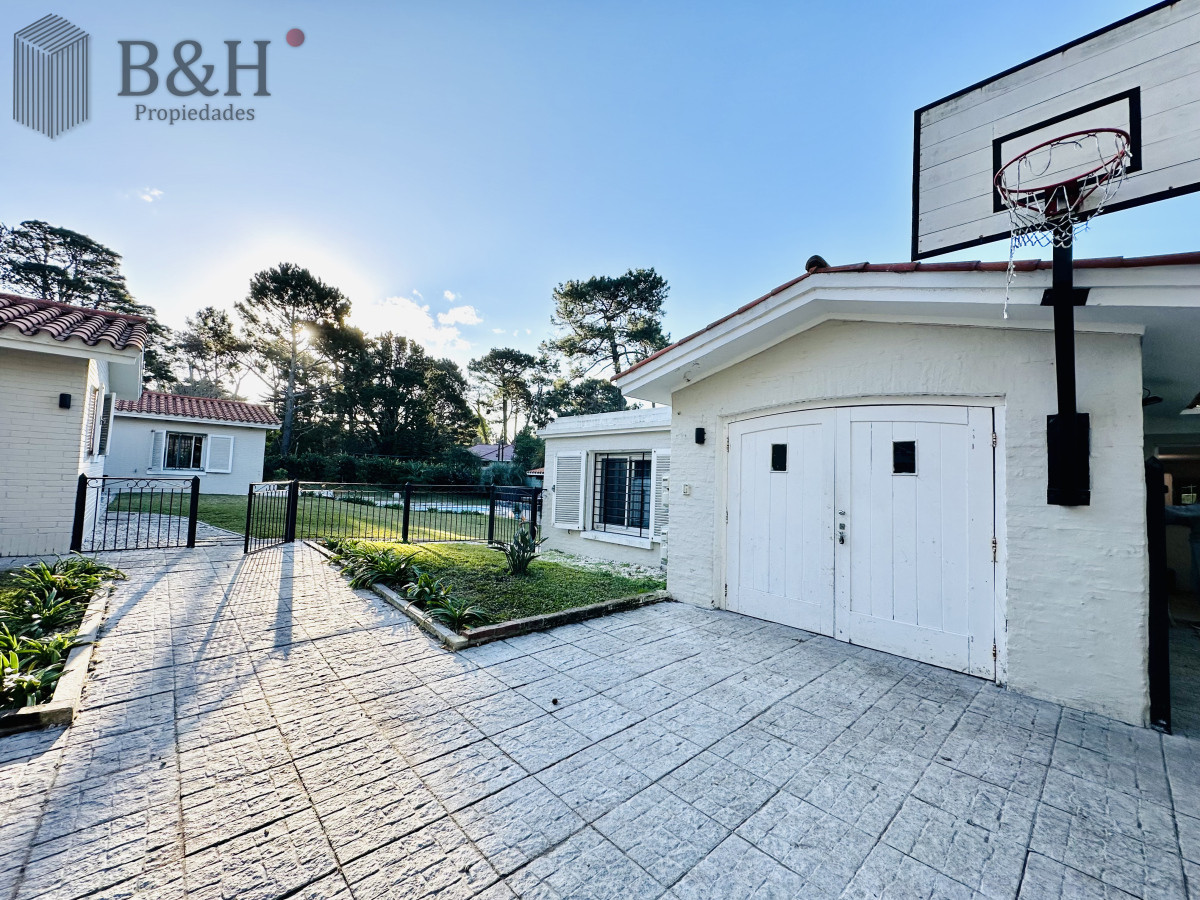 Casa ID.5399 - Espectacular Casa Moderna de 5 Dormitorios con Piscina Climatizada en Alquiler de Temporada