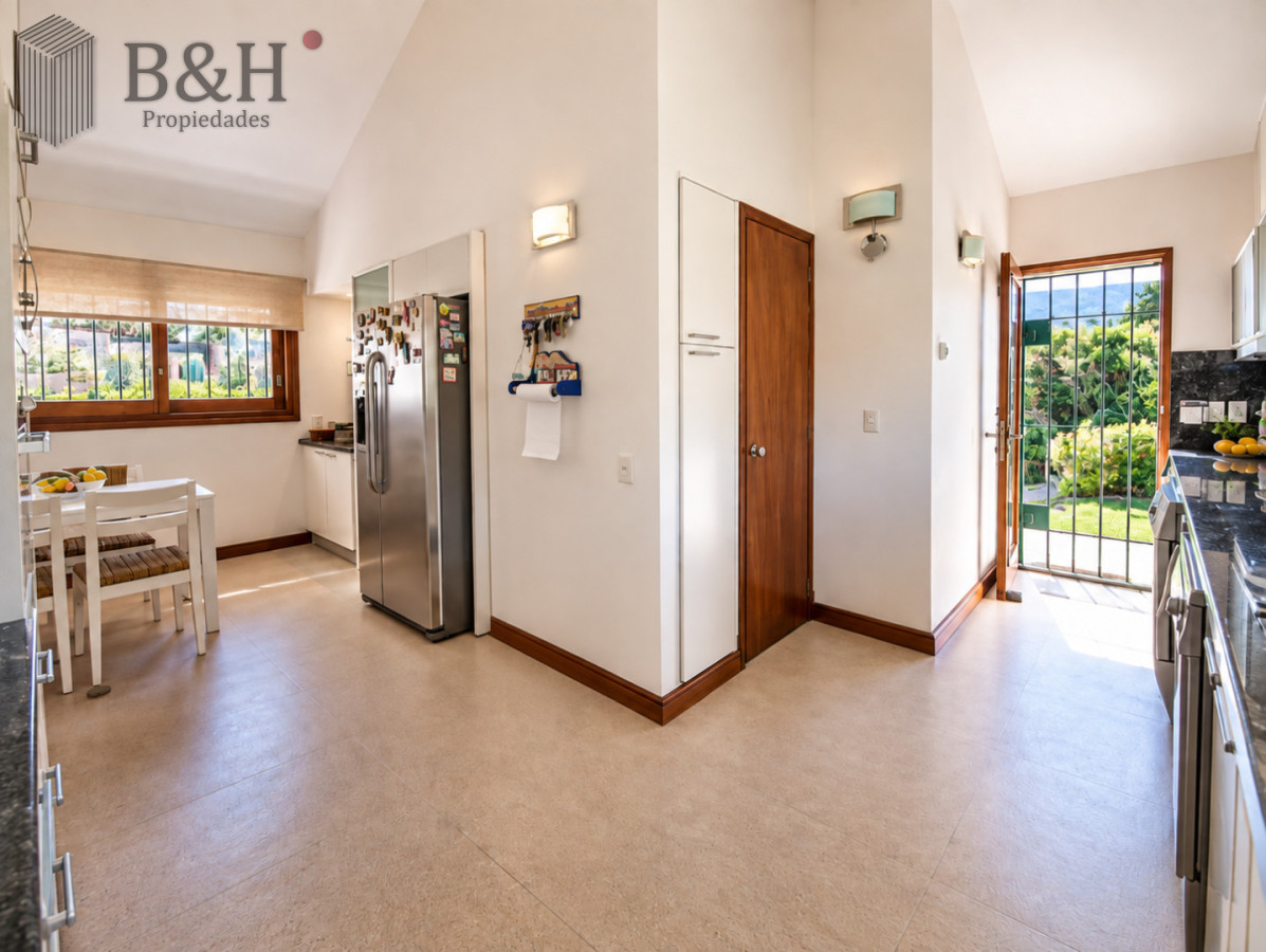 Casa ID.258 - Excelente Casa de 4 Dormitorios y Piscina a una Cuadra del Mar 