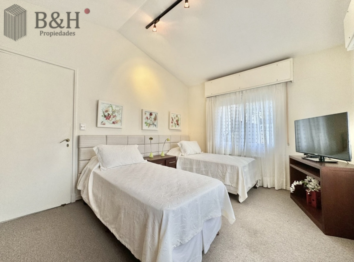 Casa ID.5406 - Moderna Casa de 4 Dormitorios en Playa Mansa a 150 metros del Mar