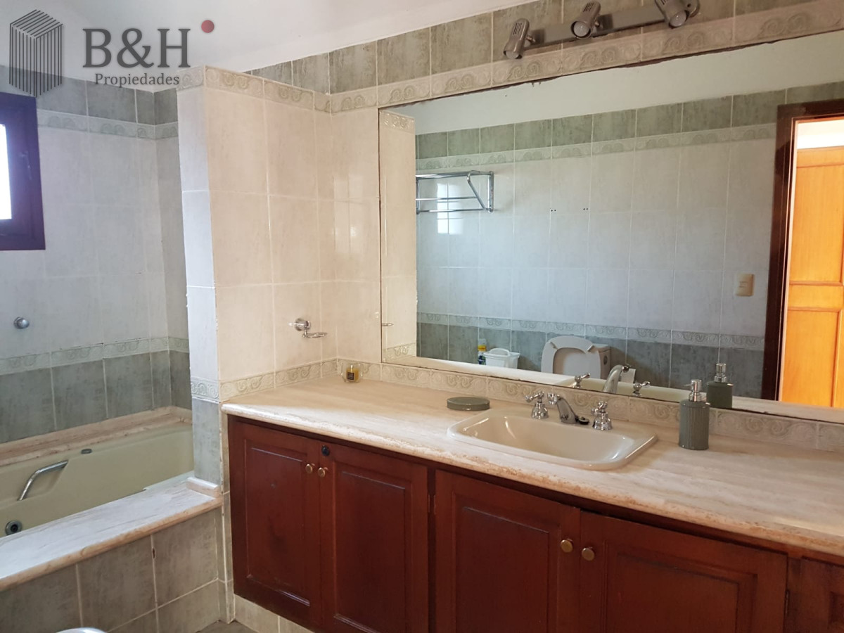 Casa ID.720 - Alquiler temporario de casa de tres dormitorios en barrio Jardines de Córdoba, Punta del Este