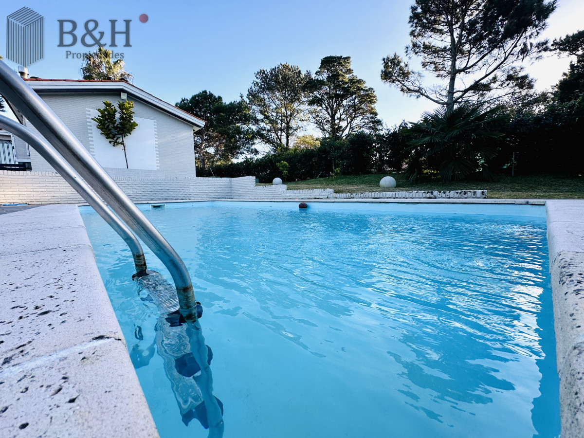 Casa ID.5399 - Espectacular Casa Moderna de 5 Dormitorios con Piscina Climatizada en Alquiler de Temporada