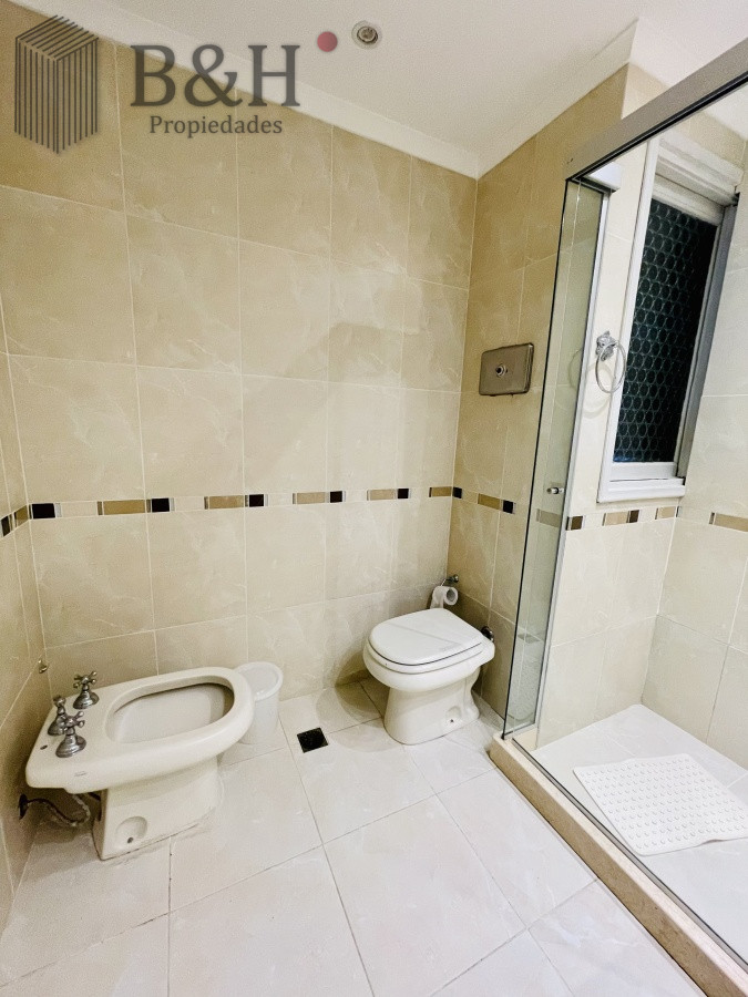 Casa ID.152 - Alquiler Anual de sólida y amplia casa de cinco dormitorios más dependencia de servicio y piscina, Lugano, Punta del Este