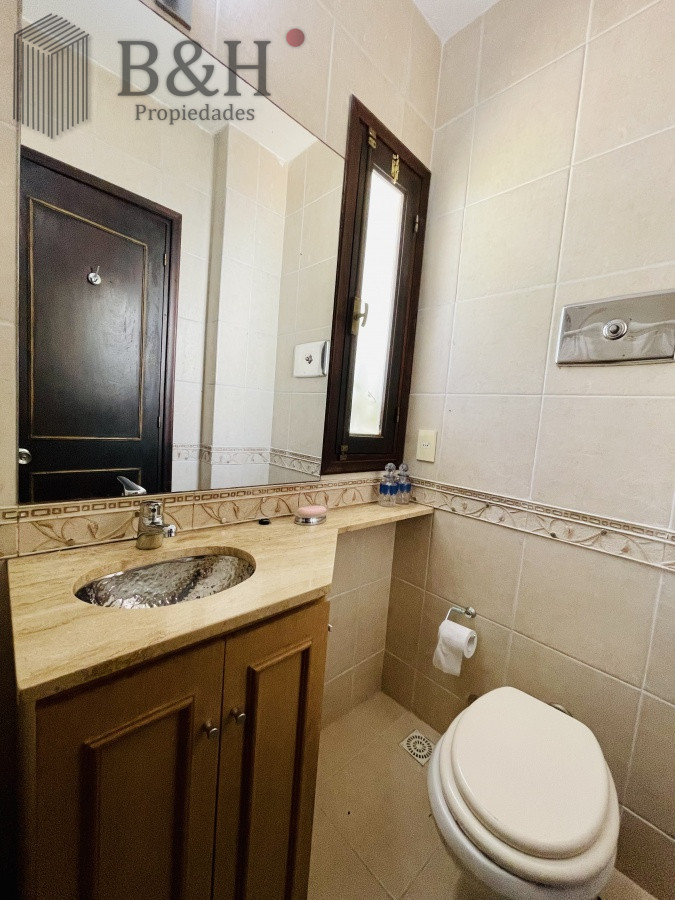 Casa ID.152 - Alquiler Anual de sólida y amplia casa de cinco dormitorios más dependencia de servicio y piscina, Lugano, Punta del Este