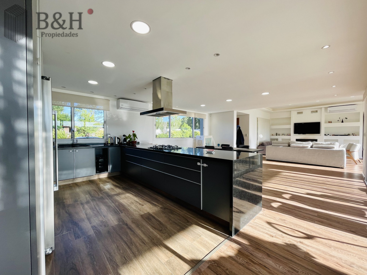 Casa ID.3784 - Moderna Casa de 4 Dormitorios, Piscina Climatizada y Parrillero en Punta Ballena, Barrio Semi Privado