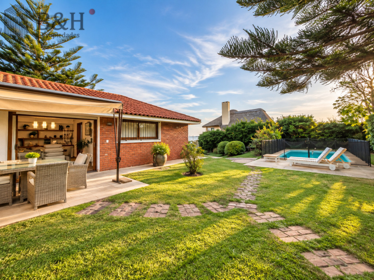 Casa ID.258 - Excelente Casa de 4 Dormitorios y Piscina a una Cuadra del Mar 