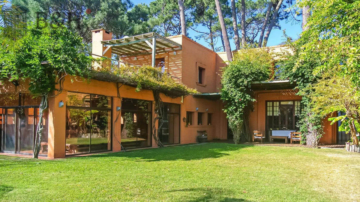 Casa ID.3896 - Excelente Casa de 5 Dormitorios, Piscina y Barbacoa en Barrio Privado, Punta del Este