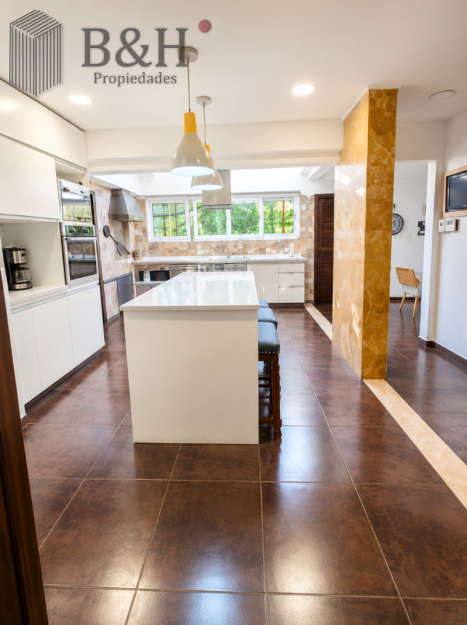 Casa ID.8106 - Moderna Casa de 4 Dormitorios con Piscina Climatizada y Barbacoa en Punta del Este
