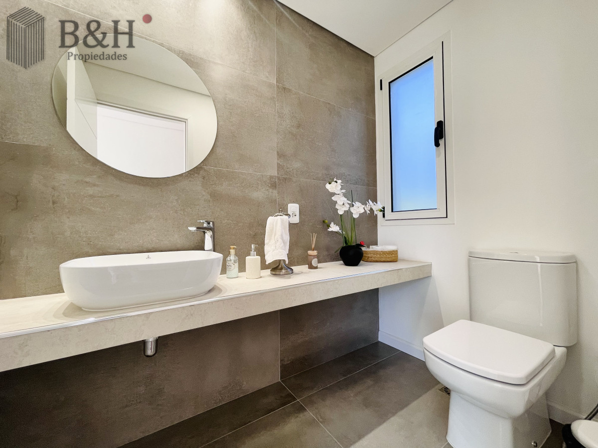 Casa ID.3784 - Moderna Casa de 4 Dormitorios, Piscina Climatizada y Parrillero en Punta Ballena, Barrio Semi Privado