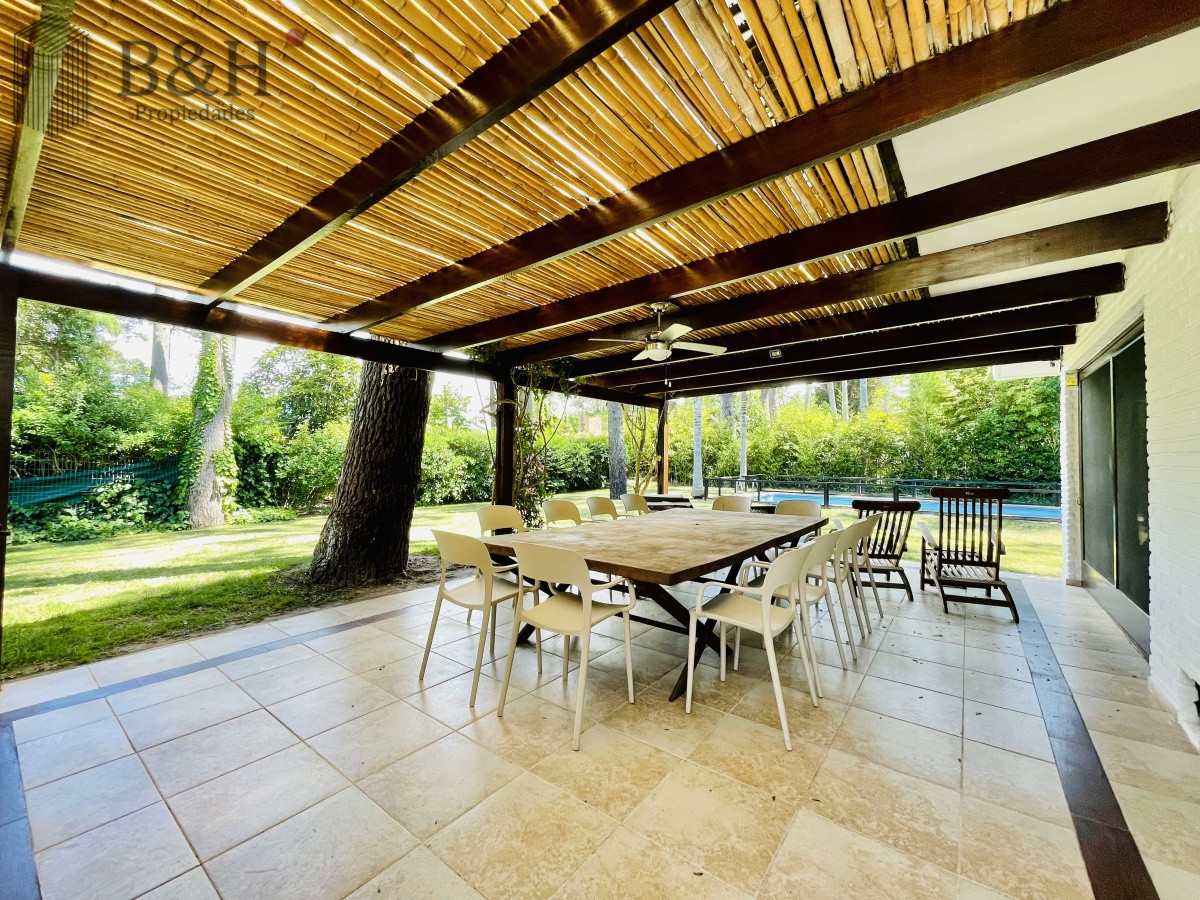 Casa ID.152 - Alquiler Anual de sólida y amplia casa de cinco dormitorios más dependencia de servicio y piscina, Lugano, Punta del Este
