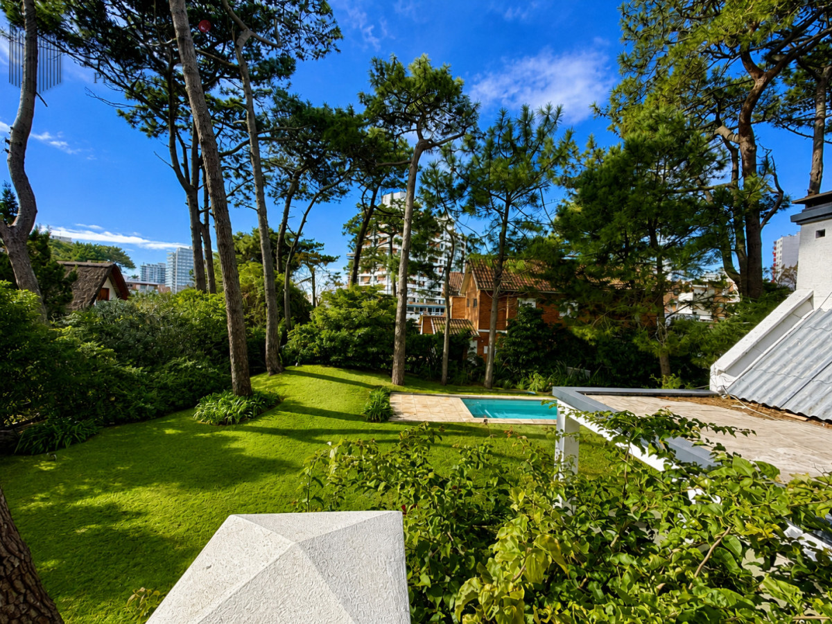 Casa ID.5618 - Casa de 3 Dormitorios más Dependencia y Piscina, en Aidy Grill Punta del Este, Ubicada a pasos del Mar