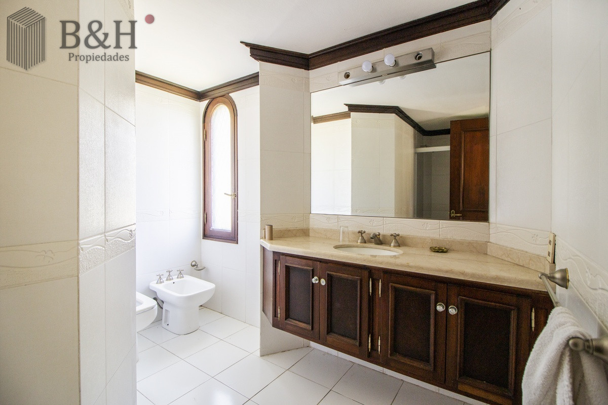 Casa ID.256 - Venta de casa de 4 dormitorios más dependencia y hermosa piscina con gran parque en Playa Mansa, Punta del Este