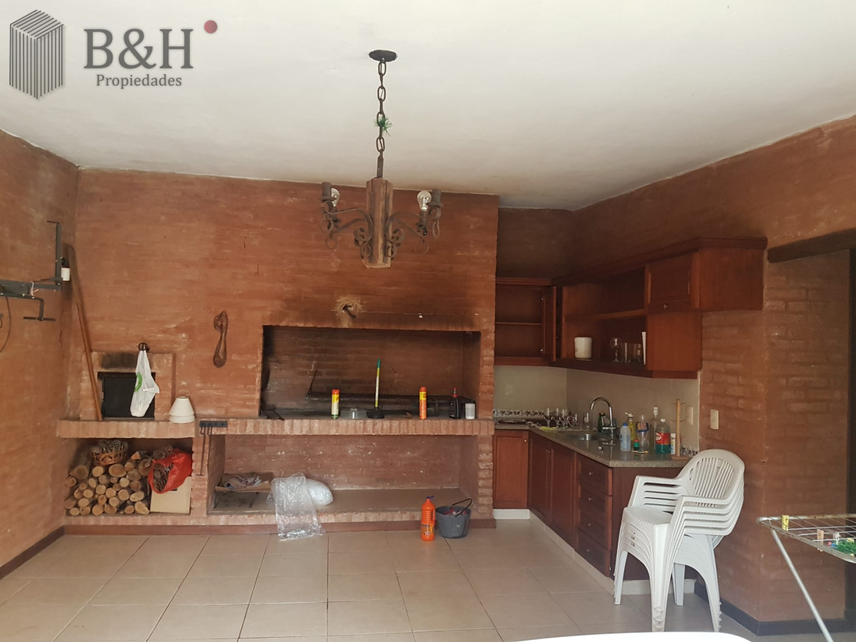 Casa ID.720 - Alquiler temporario de casa de tres dormitorios en barrio Jardines de Córdoba, Punta del Este
