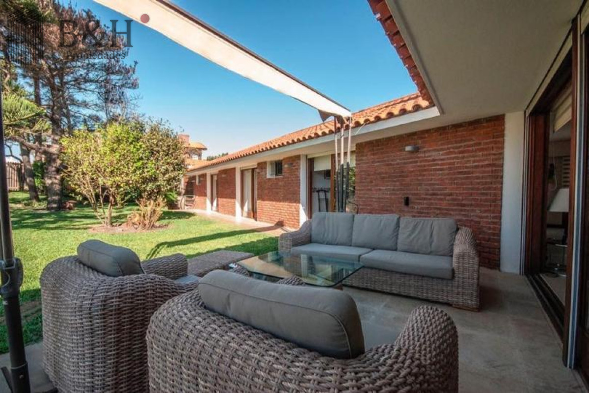 Casa ID.258 - Excelente Casa de 4 Dormitorios y Piscina a una Cuadra del Mar 