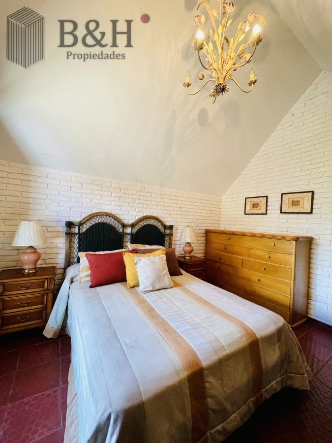 Casa ID.152 - Alquiler Anual de sólida y amplia casa de cinco dormitorios más dependencia de servicio y piscina, Lugano, Punta del Este