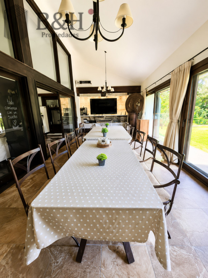 Casa ID.8106 - Moderna Casa de 4 Dormitorios con Piscina Climatizada y Barbacoa en Punta del Este