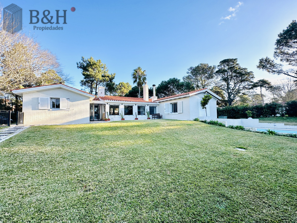 Casa ID.5399 - Espectacular Casa Moderna de 5 Dormitorios con Piscina Climatizada en Alquiler de Temporada