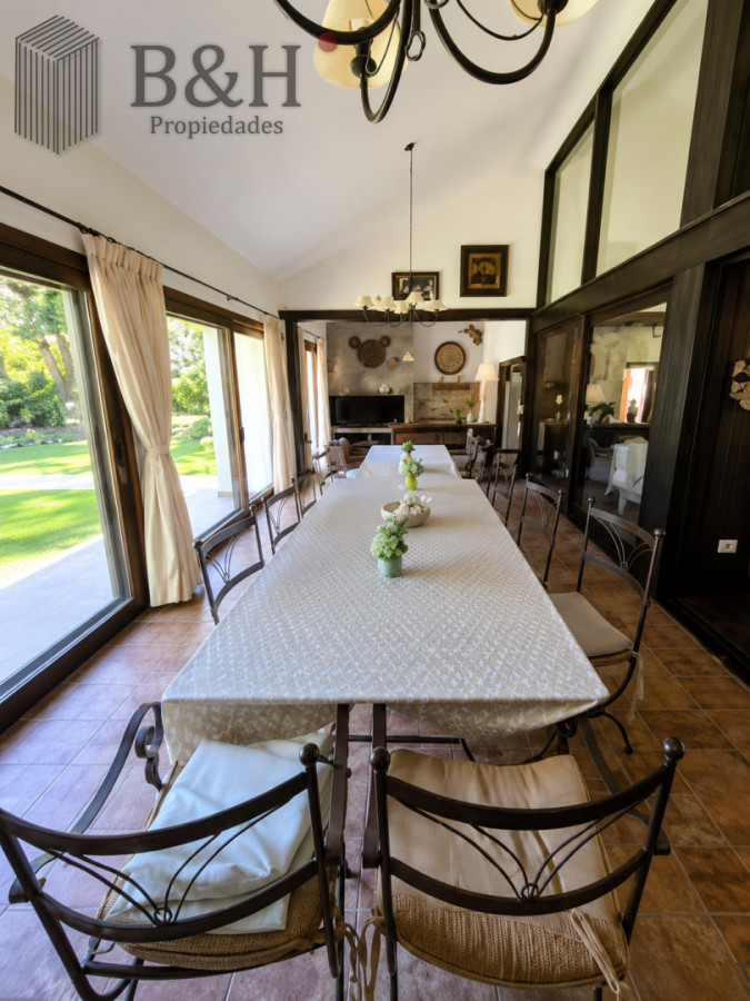 Casa ID.8106 - Moderna Casa de 4 Dormitorios con Piscina Climatizada y Barbacoa en Punta del Este