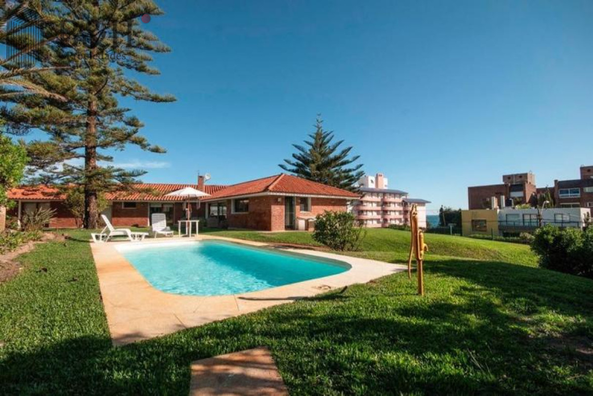 Casa ID.258 - Excelente Casa de 4 Dormitorios y Piscina a una Cuadra del Mar 