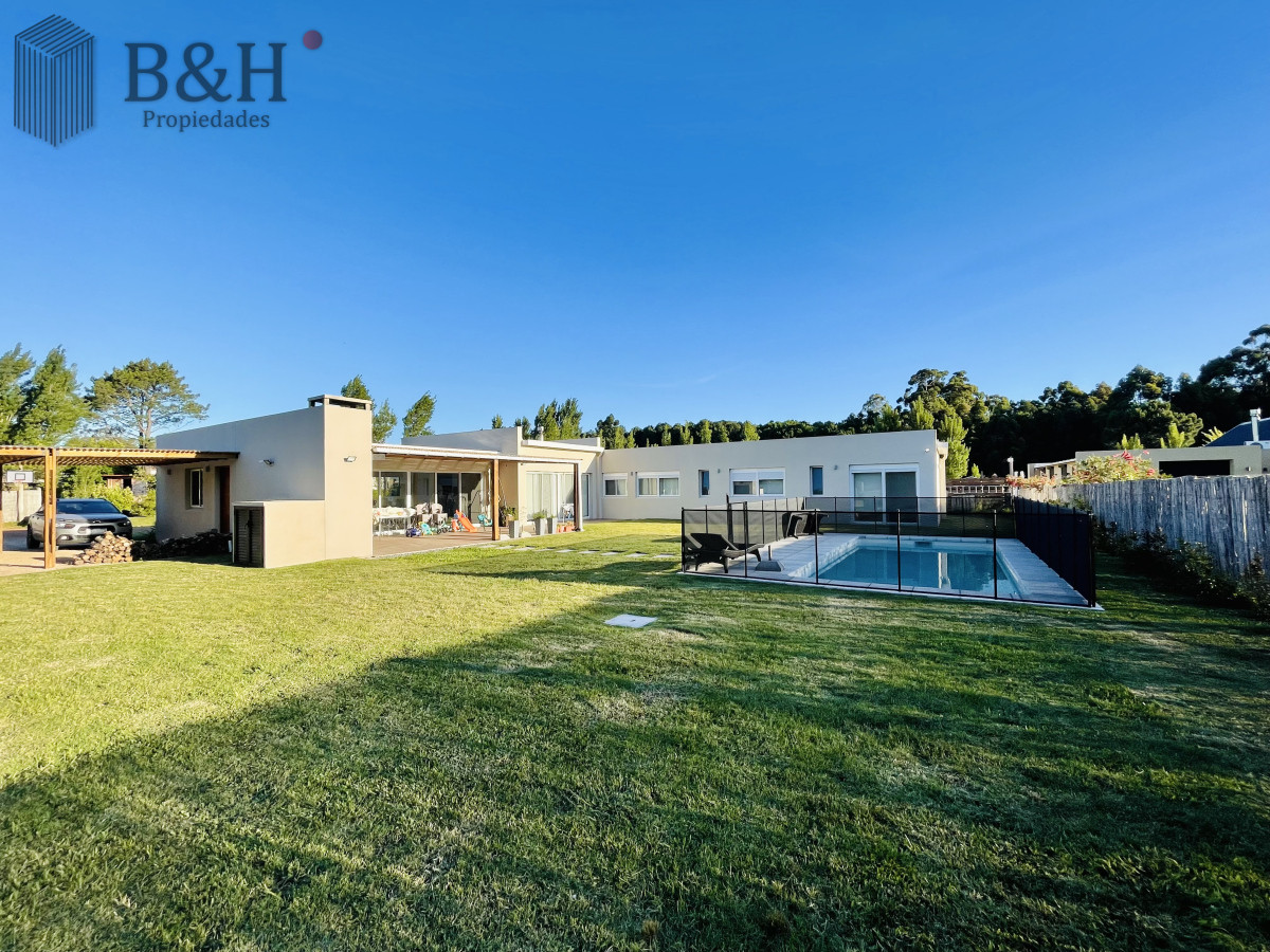 Casa ID.3784 - Moderna Casa de 4 Dormitorios, Piscina Climatizada y Parrillero en Punta Ballena, Barrio Semi Privado