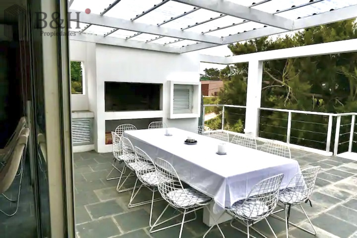 Excelente Casa de 4 Dormitorios y Piscina en Manantiales, Punta del Este - GoPunta - Portal Inmobiliario de Punta del Este - Maldonado