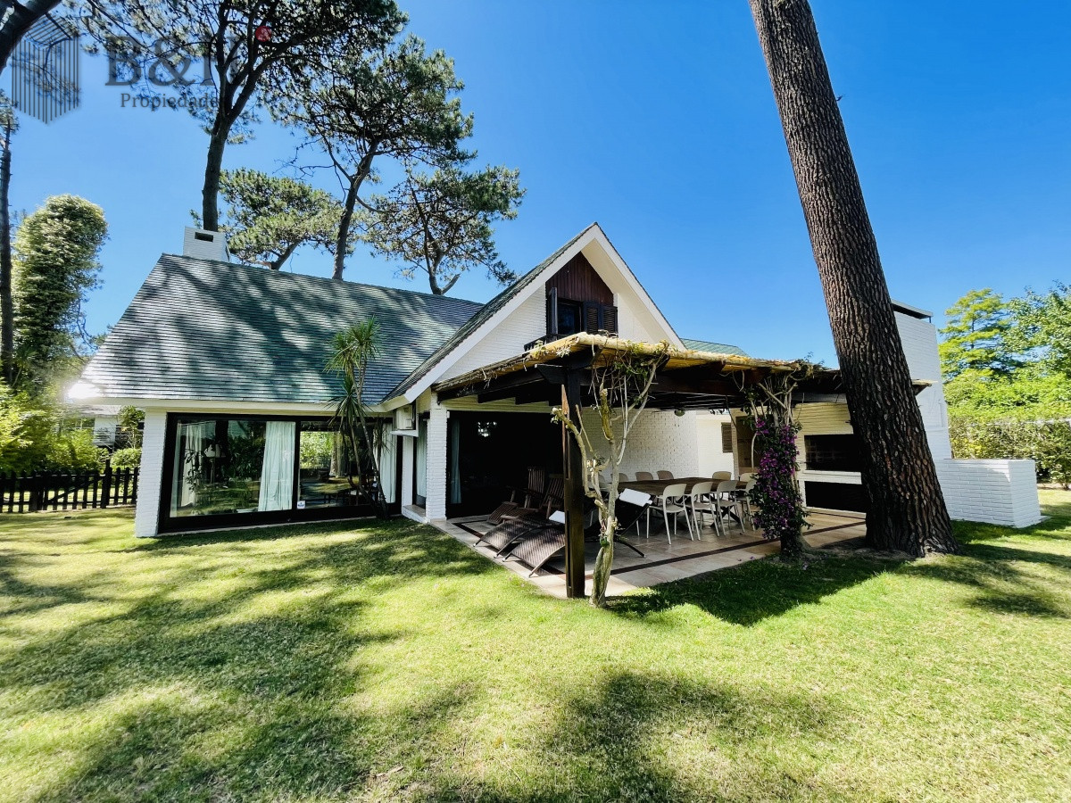 Casa ID.152 - Alquiler Anual de sólida y amplia casa de cinco dormitorios más dependencia de servicio y piscina, Lugano, Punta del Este
