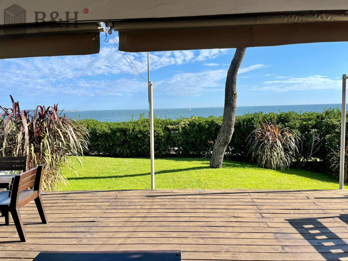 Casa ID.4884 - Espectacular Casa de 4 Dormitorios Frente a Playa Mansa - Punta del Este