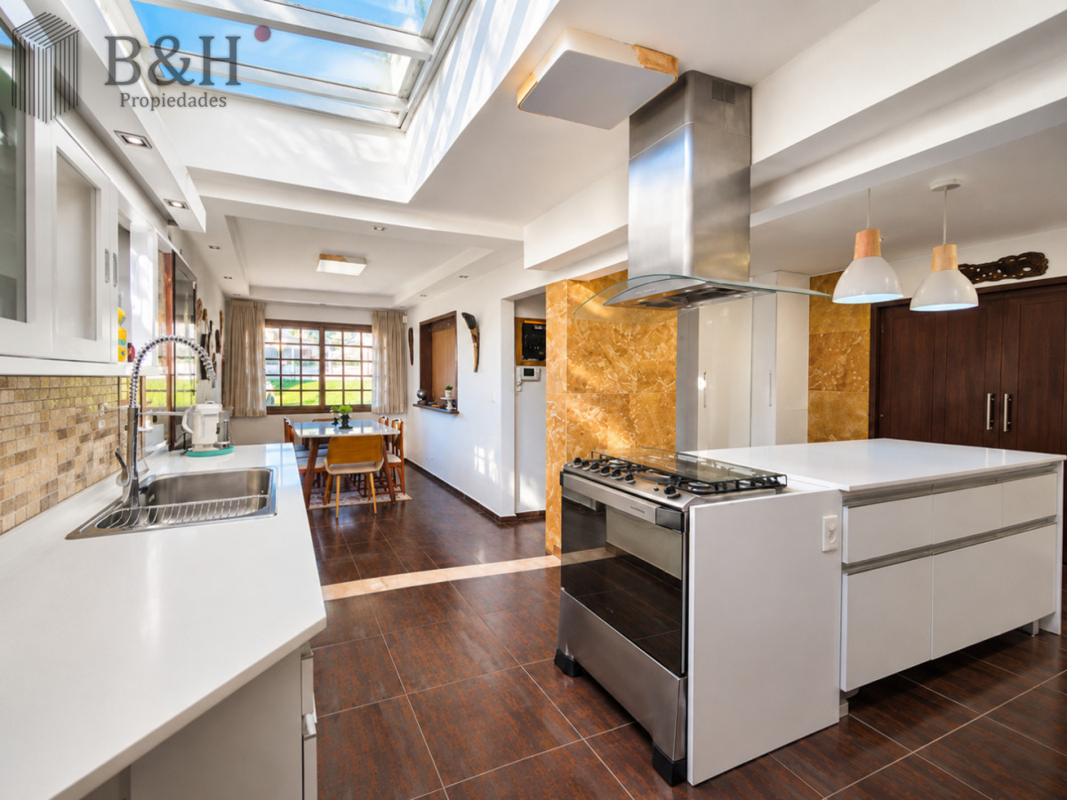 Casa ID.8106 - Moderna Casa de 4 Dormitorios con Piscina Climatizada y Barbacoa en Punta del Este