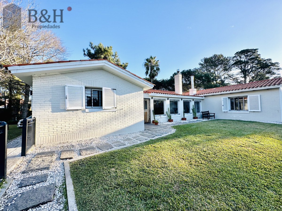 Casa ID.5399 - Espectacular Casa Moderna de 5 Dormitorios con Piscina Climatizada en Alquiler de Temporada
