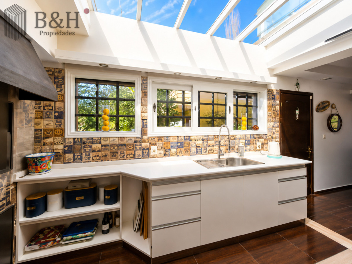 Casa ID.8106 - Moderna Casa de 4 Dormitorios con Piscina Climatizada y Barbacoa en Punta del Este