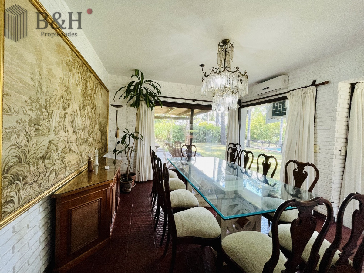Casa ID.152 - Alquiler Anual de sólida y amplia casa de cinco dormitorios más dependencia de servicio y piscina, Lugano, Punta del Este