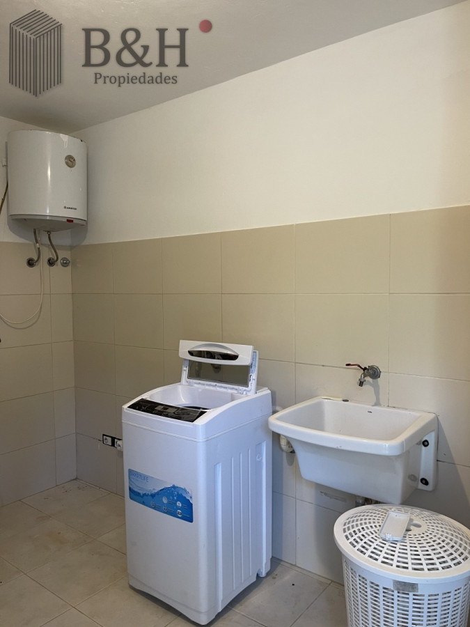 Casa ID.152 - Alquiler Anual de sólida y amplia casa de cinco dormitorios más dependencia de servicio y piscina, Lugano, Punta del Este