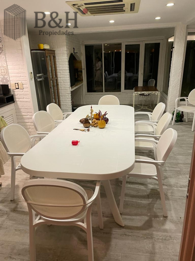 Casa ID.258 - Excelente Casa de 4 Dormitorios y Piscina a una Cuadra del Mar 