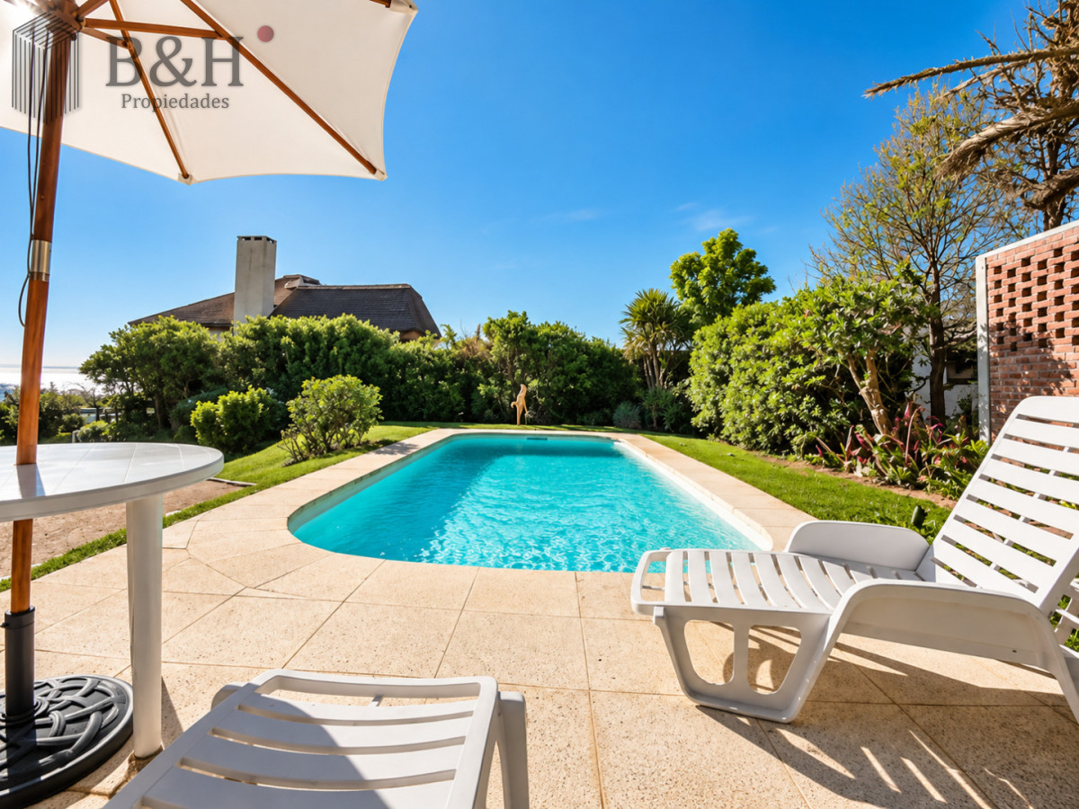 Casa ID.258 - Excelente Casa de 4 Dormitorios y Piscina a una Cuadra del Mar 
