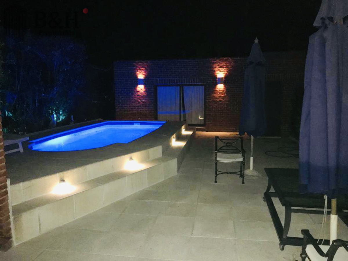 Casa ID.5614 - Alquiler temporario de casa con 3 Dormitorios con piscina y barbacoa en Jardines de Córdoba, Punta del Este