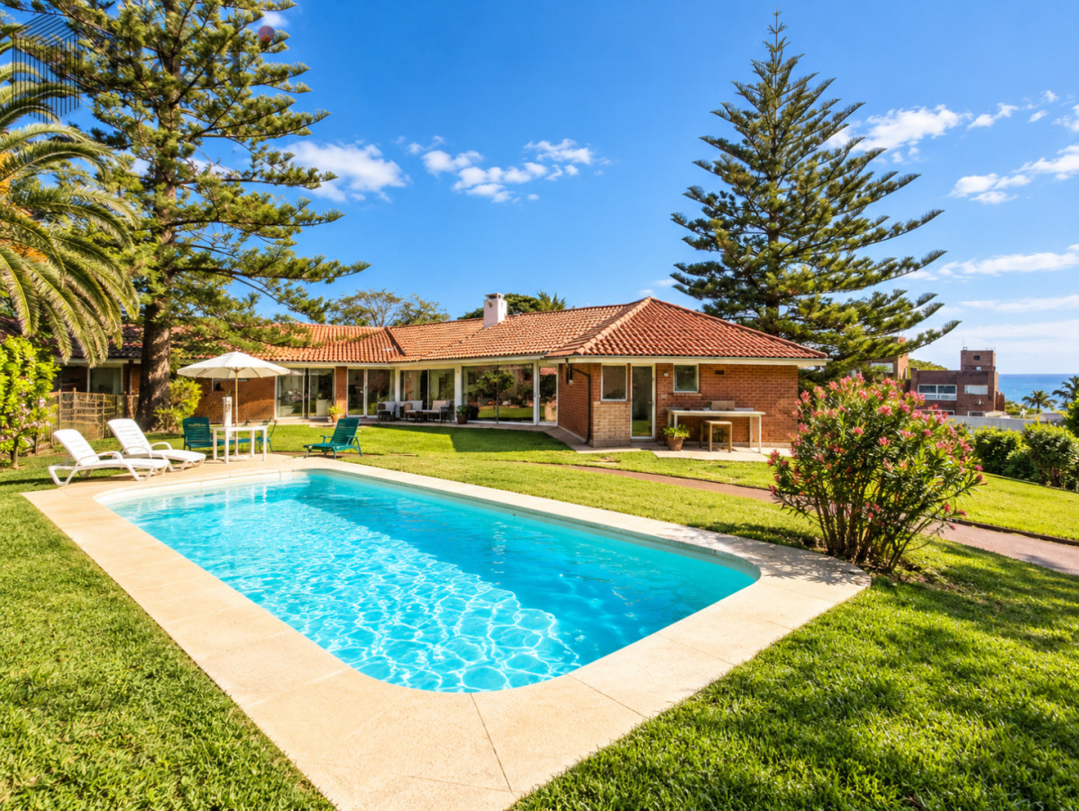 Casa ID.258 - Excelente Casa de 4 Dormitorios y Piscina a una Cuadra del Mar 