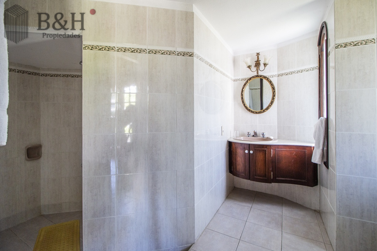 Casa ID.256 - Venta de casa de 4 dormitorios más dependencia y hermosa piscina con gran parque en Playa Mansa, Punta del Este