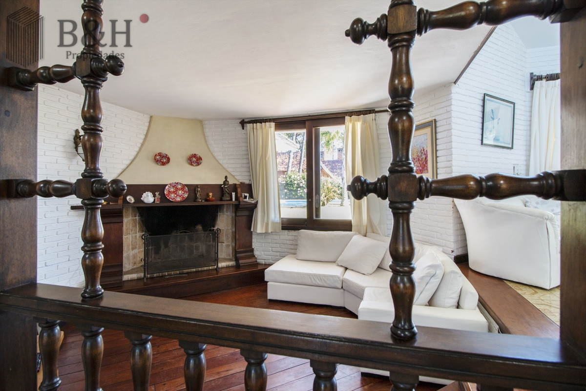 Casa ID.256 - Venta de casa de 4 dormitorios más dependencia y hermosa piscina con gran parque en Playa Mansa, Punta del Este