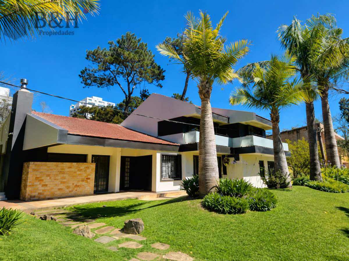 Casa ID.8106 - Moderna Casa de 4 Dormitorios con Piscina Climatizada y Barbacoa en Punta del Este