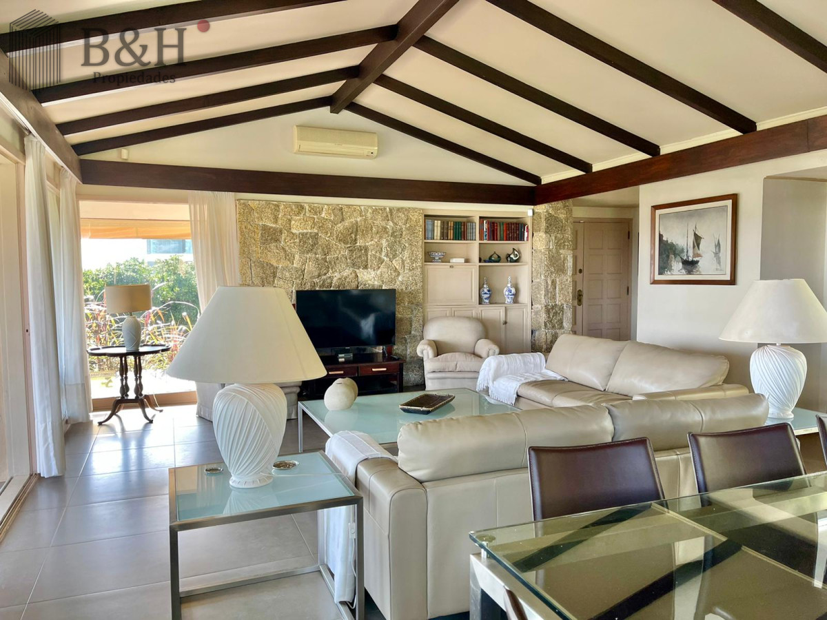 Casa ID.4884 - Espectacular Casa de 4 Dormitorios Frente a Playa Mansa - Punta del Este