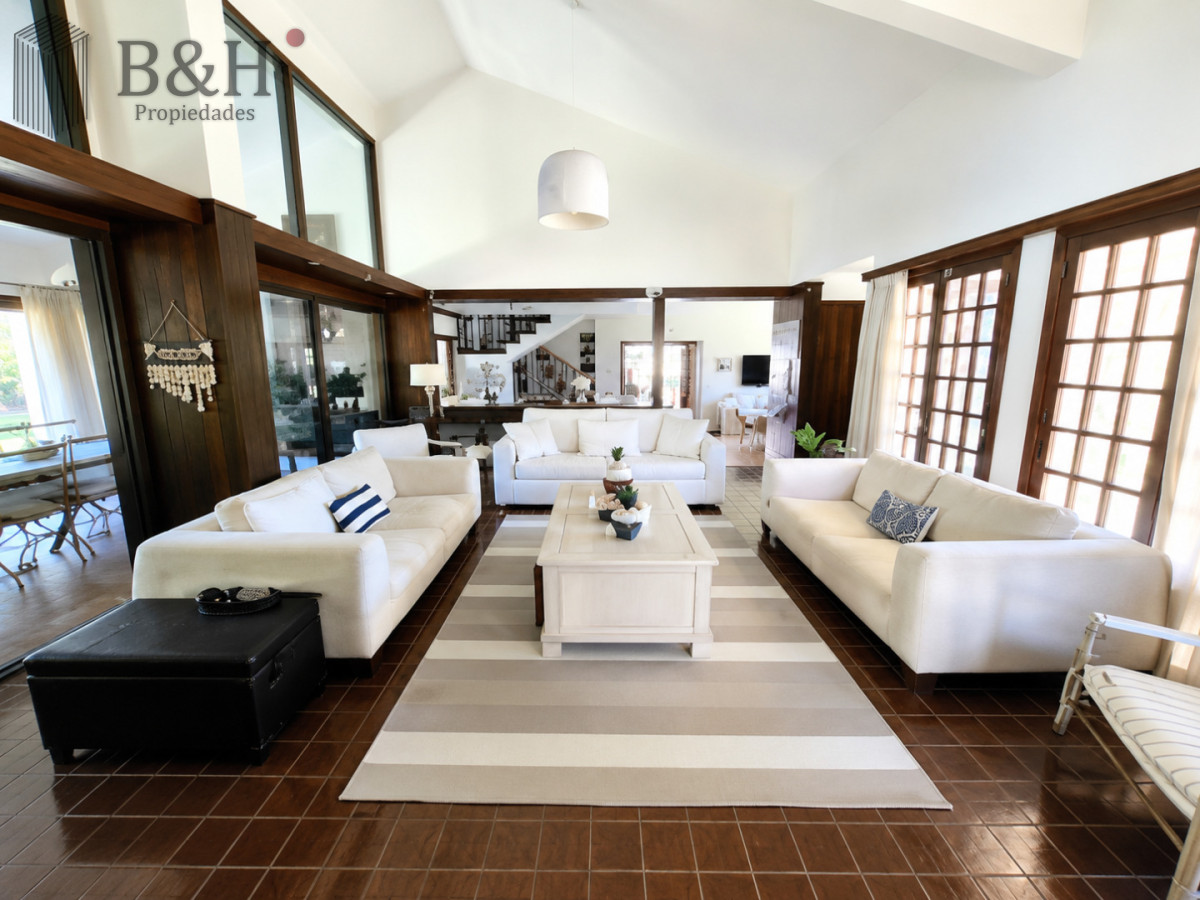Casa ID.8106 - Moderna Casa de 4 Dormitorios con Piscina Climatizada y Barbacoa en Punta del Este